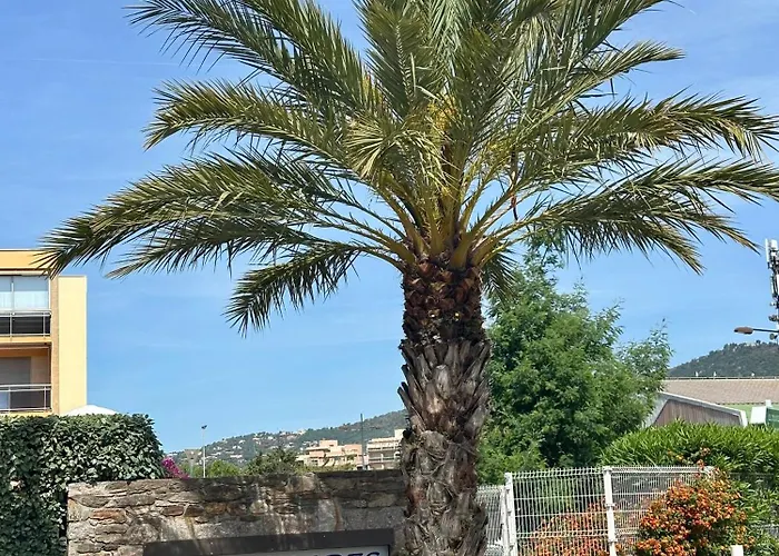 50m2, Privee Avec Piscine, Tennis Et A 100 M De La *